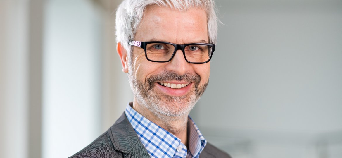 Portraitfoto von Prof. Dr. med. Tobias Esch für Blog-Beitrag von Doris Ehrhardt zum Thema Selbstheilungskraft, fotografiert von Lukas Schulze